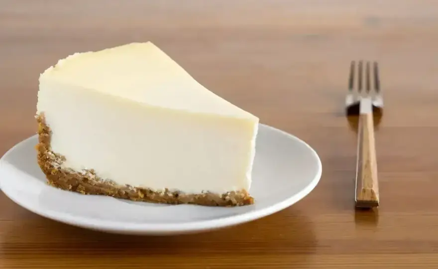 Deser serowy bez pieczenia - jak uzyskać kremową i stabilną masę?