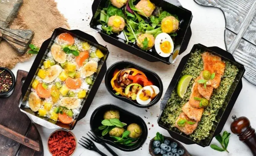 Catering dietetyczny - jak wygląda dostawa i co warto wiedzieć