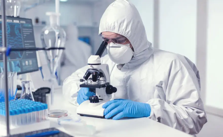 Praca w laboratorium medycznym - jak wygląda i ile można zarobić?