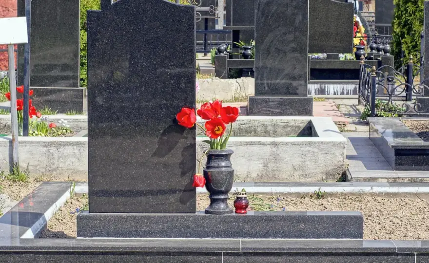 Ile kosztuje postawienie pomnika na cmentarzu? Sprawdź ceny i wydatki