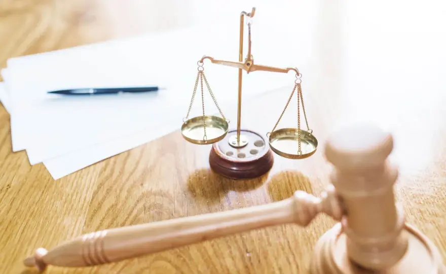 Zniesienie terminu rozprawy – co to oznacza i jakie są skutki?