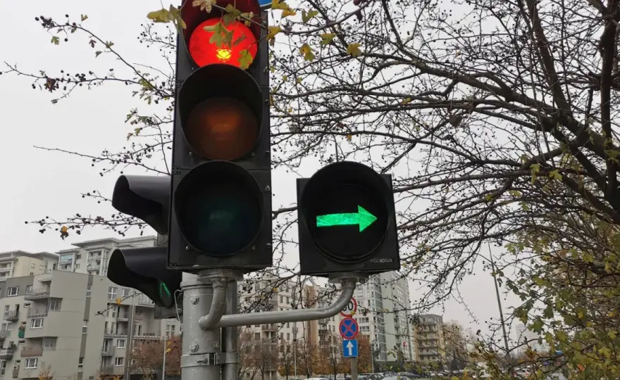 Sygnalizator S-2 - Zielona strzałka: jak uniknąć mandatu?