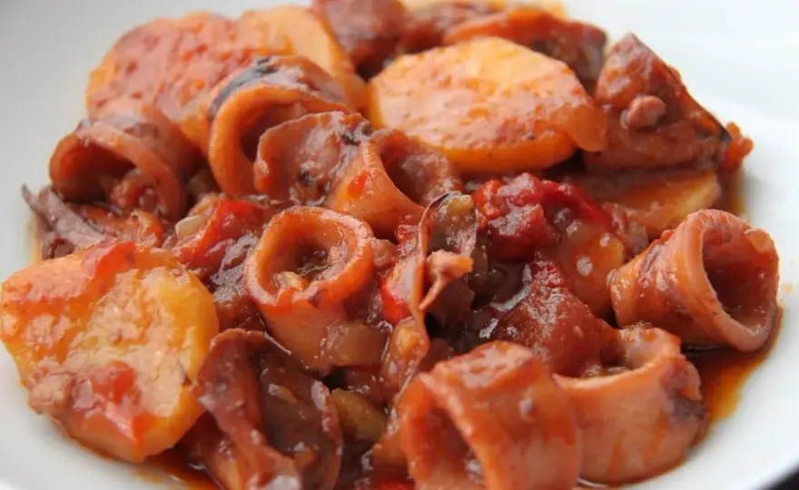 Guiso de calamares con patatas: receta fácil y deliciosa para disfrutar