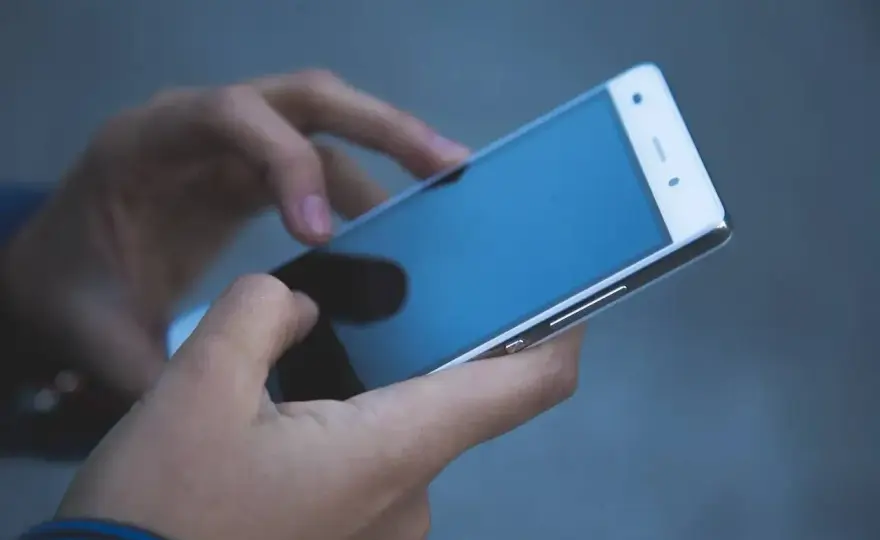 Jak skutecznie odzyskać zatrzymany przez policję telefon: pełna instrukcja