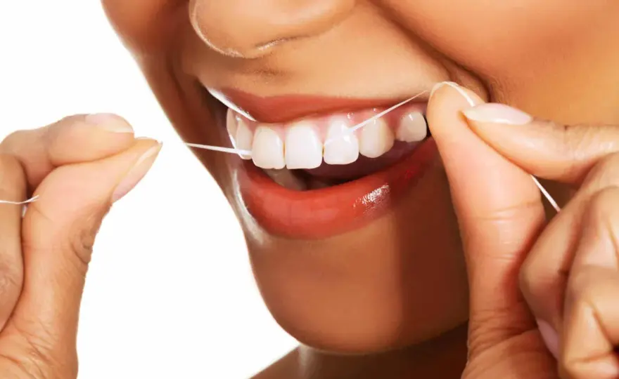 Nić dentystyczna - Jak ją dobrać i używać bez podrażnień?