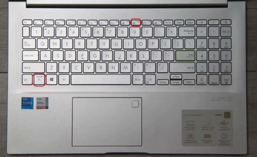 Jak włączyć kamerkę w laptopie? Poradnik i szybkie rozwiązania.