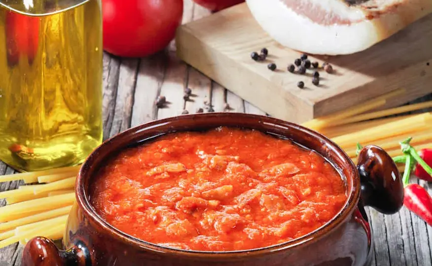 Przepis na pyszną pastę z amatriciana - Prosty przepis na domowy sos amatriciana