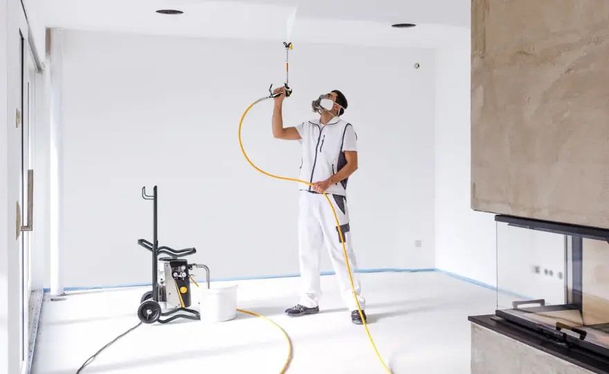Pittura a spruzzo in interni - quando conviene e come farla bene