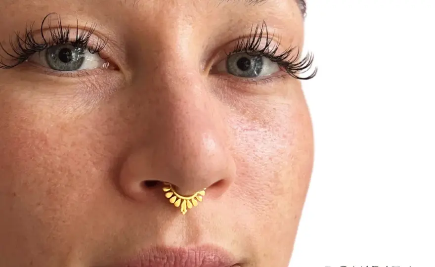 Piercing co to znaczy? Poznaj definicję, historię i zasady bezpieczeństwa.