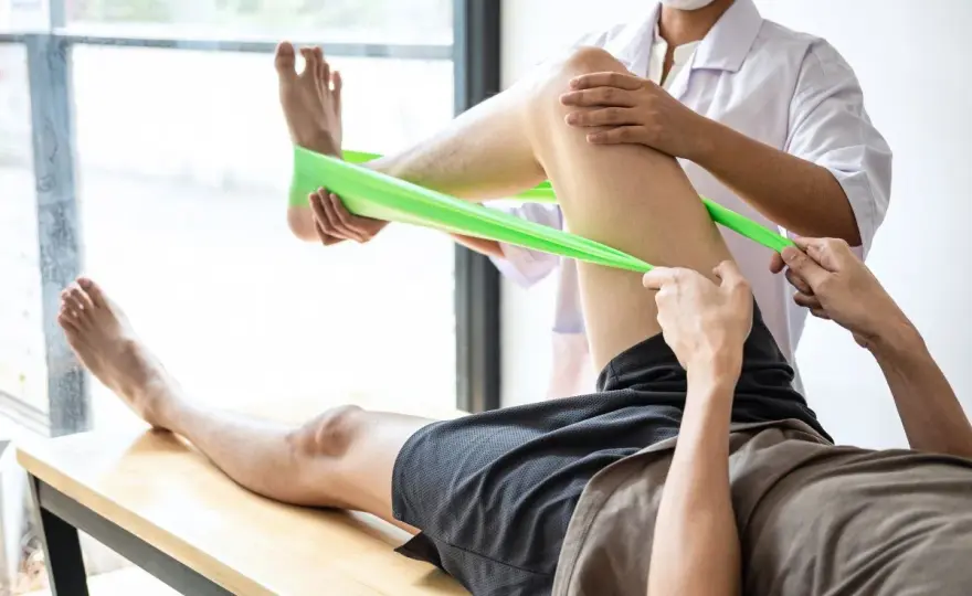 Fizjoterapeuta czym się zajmuje: poznaj jego kluczowe zadania i metody