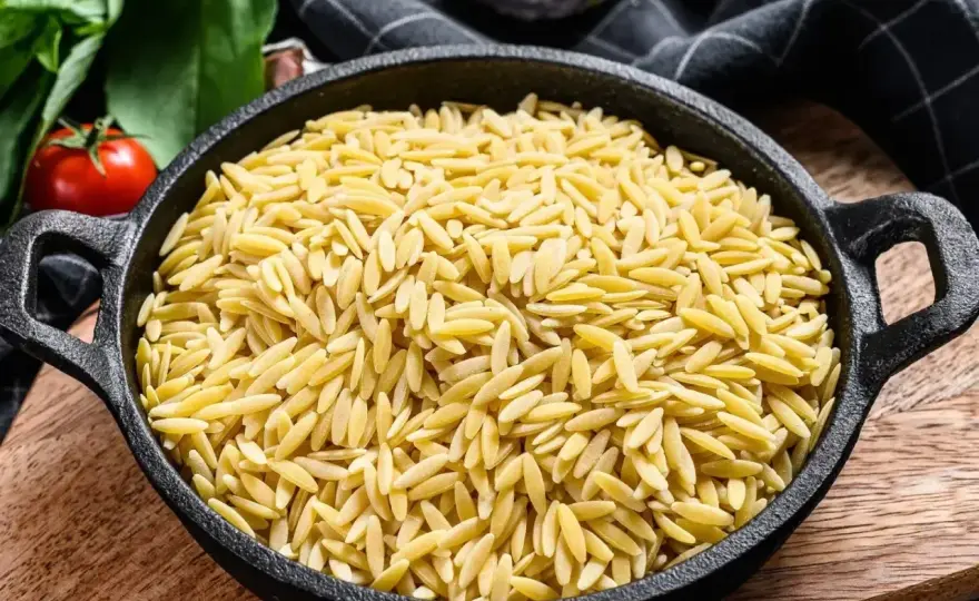 Orzo - makaron czy ryż? Jak gotować i gdzie pasuje najlepiej?