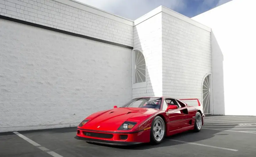 Ile kosztuje Ferrari F40? Sprawdź ceny i czynniki wpływające na wartość