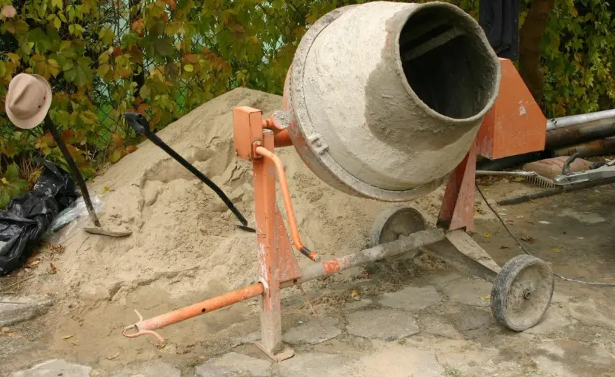 Ile cementu do betoniarki 120l? Praktyczne proporcje B20
