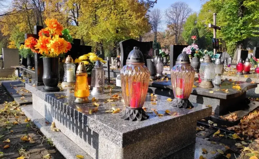 Wybór grobu i rezerwacja miejsca - Koszty, rodzaje i na co uważać?