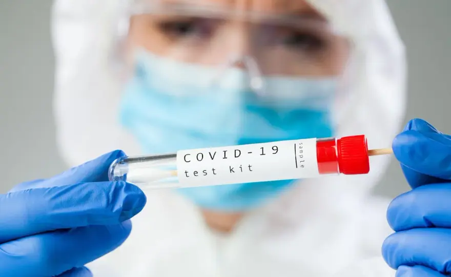 Ile kosztuje test na COVID - NFZ czy prywatnie? Porównanie cen