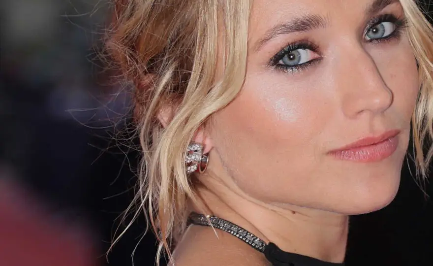 Maquillage des yeux bleus pour les blondes - couleurs et looks