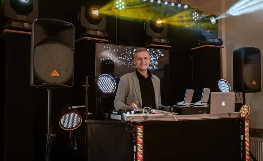 Ile kosztuje DJ na wesele? Ceny i jak nie przepłacić