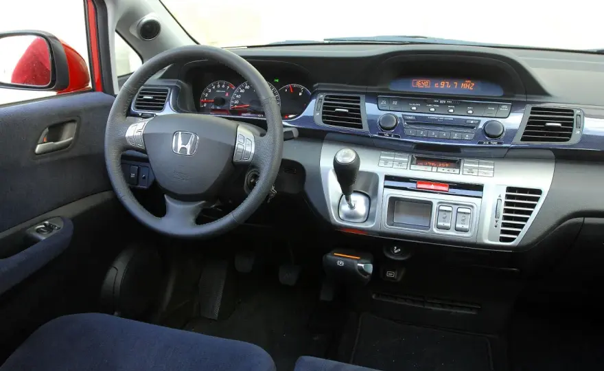 Honda FR-V - Czy ten 6-osobowy van ma sens wciąż?