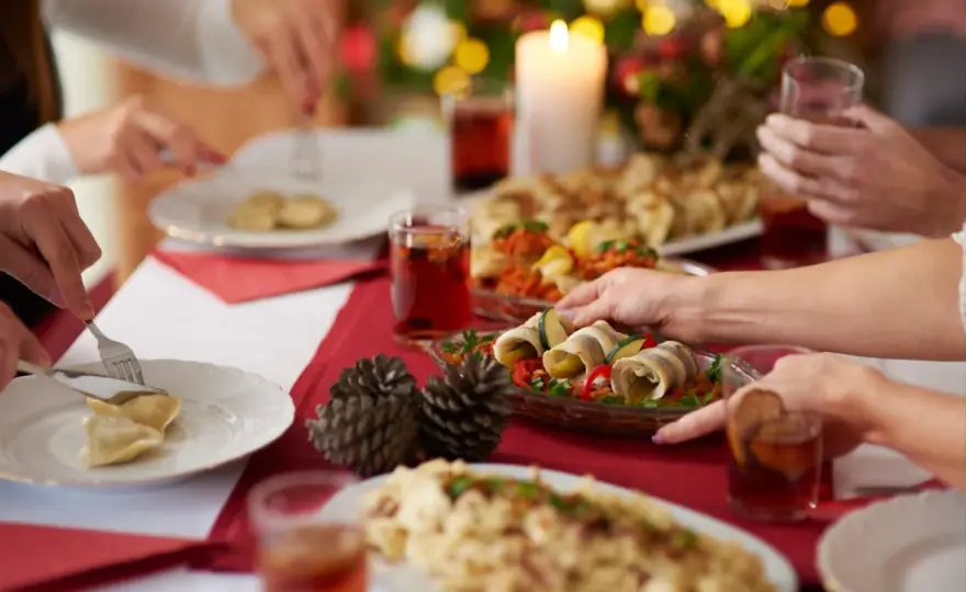 Ile kosztuje catering świąteczny? Sprawdź ceny i porady
