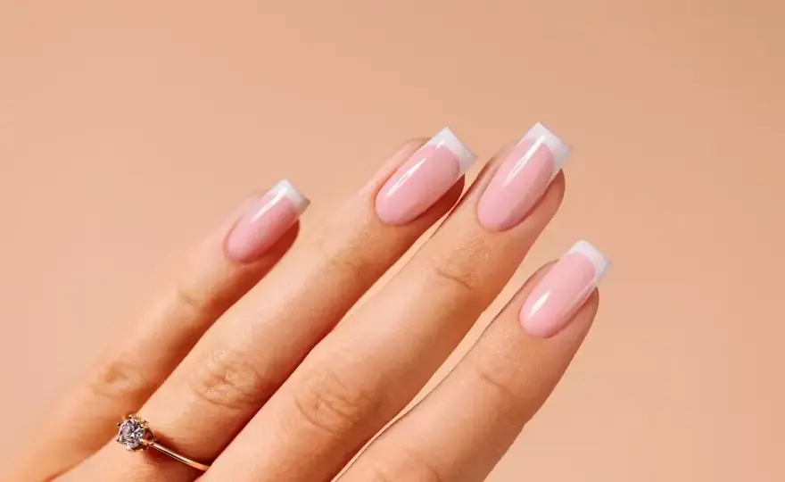 Delikatny french - jak zrobić modny manicure?