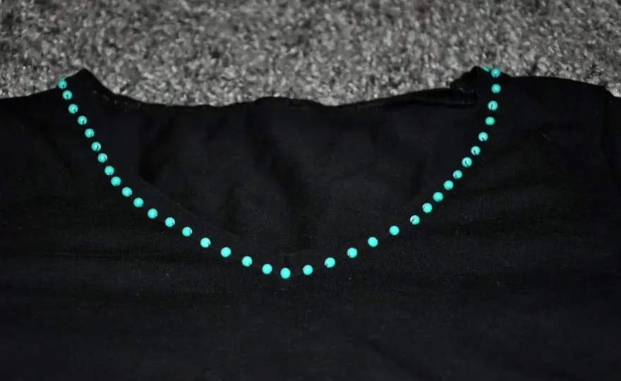 Ozdabianie bluzki koralikami: DIY krok po kroku. Stwórz unikalny styl!