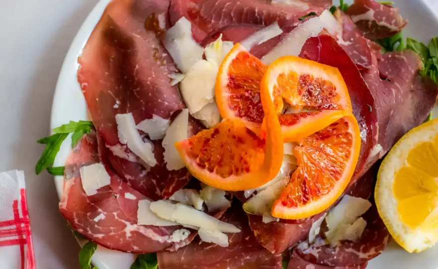 Bresaola - czym jest i jak ją jeść? Poradnik wyboru i podania