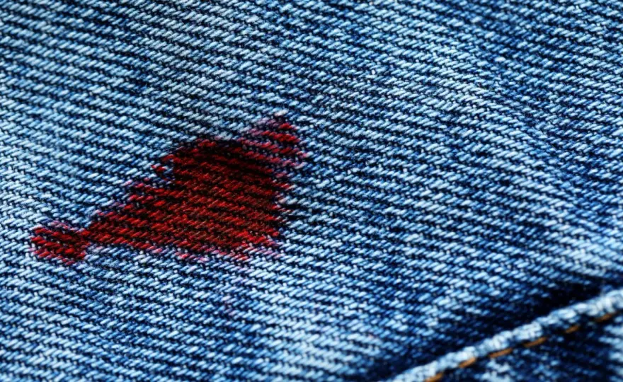 Blutflecken auf Jeans entfernen - So geht's richtig!