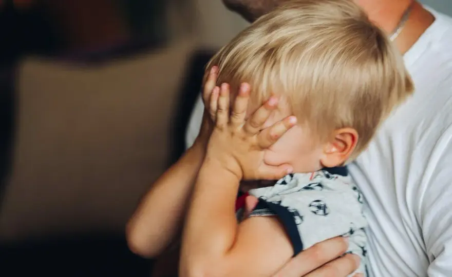 Dwudziestomiesięczne dziecko budzi się w nocy - jak mu pomóc?