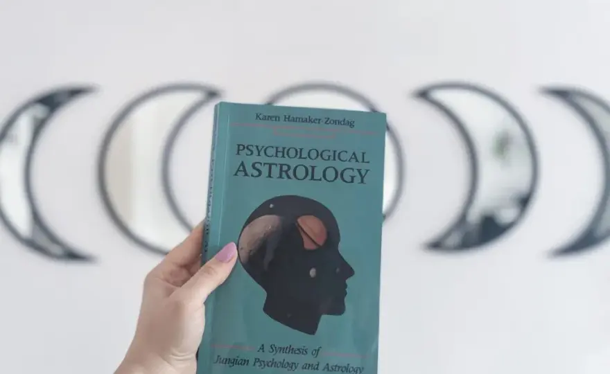 Najlepsze książki o astrologii: odkryj tajemnice swojego znaku
