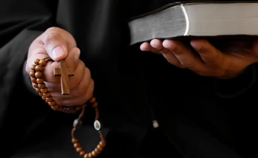 Exorzismus: Was die Kirche wirklich sagt – Mythen & Fakten