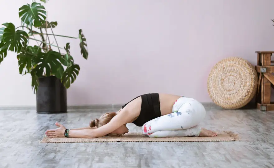 Balasana po treningu - jak wykonać pozycję dziecka bezpiecznie?