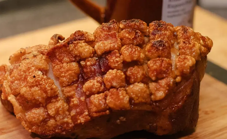 Schweinebraten mit Kruste - So gelingt er saftig & kross!
