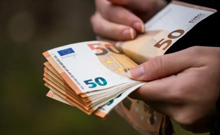 Ile zarabia opiekunka środowiskowa? Zaskakujące fakty o wynagrodzeniu
