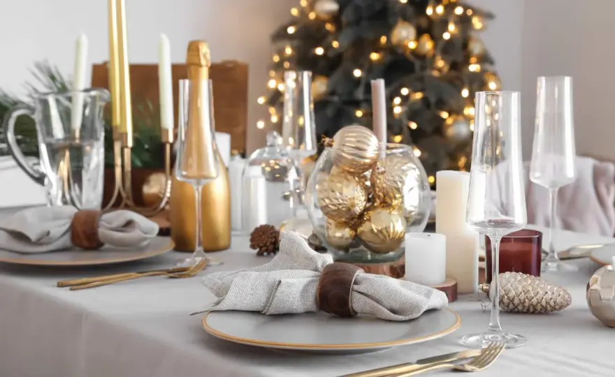 Moderner Weihnachtstisch - Festlich & stilvoll dekorieren