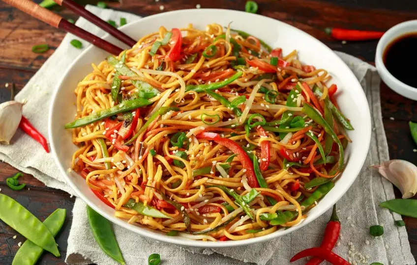 Chow mein: Gdzie kupić makaron i sosy? Sklepy, online, ceny!