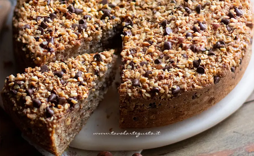 Torta di nocciole piemontese, profumata e morbida