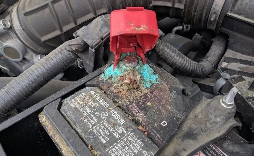 Come pulire vano batterie ossidato - Guida pratica