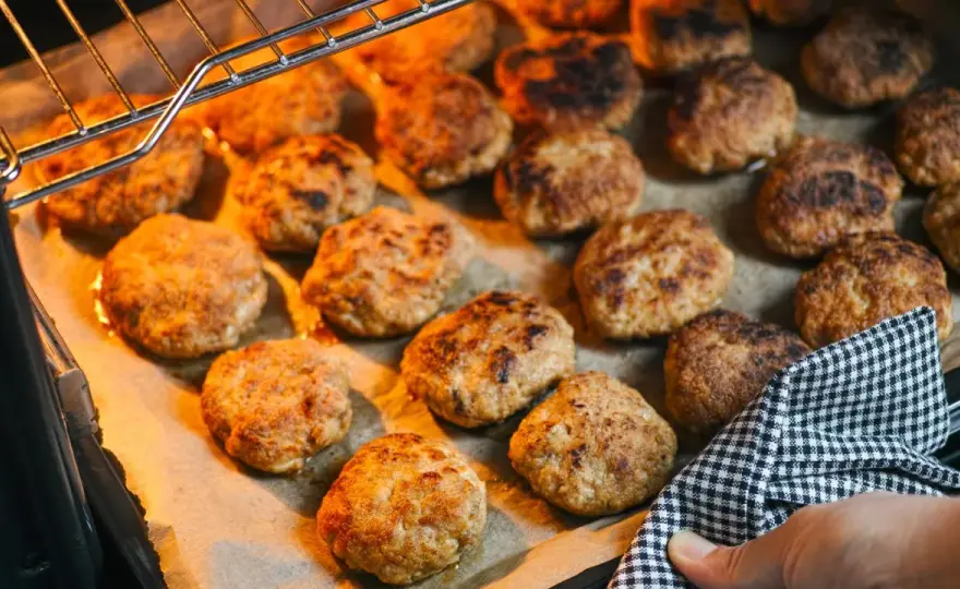 Kotlety mielone z piekarnika, które zostają soczyste