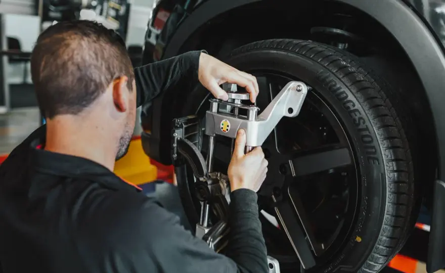 Cuánto cuesta alinear la dirección del coche y cuándo hacerlo