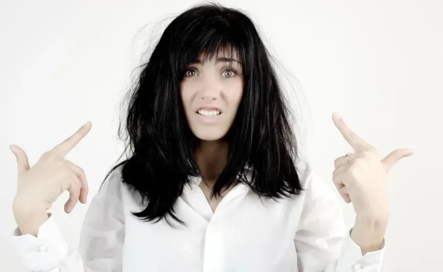 Bad hair day? Poznaj skuteczne sposoby na niesforne włosy
