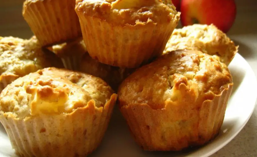 Zdrowe muffinki owsiane z bananem i jabłkiem - proste przepisy, wartości odżywcze i porady