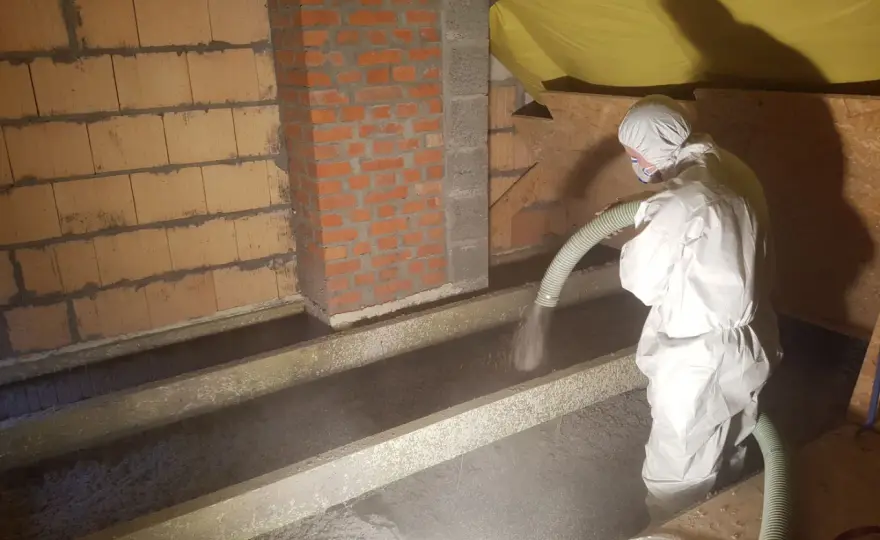 Wdmuchiwanie celulozy - poznaj ceny i koszty izolacji domu
