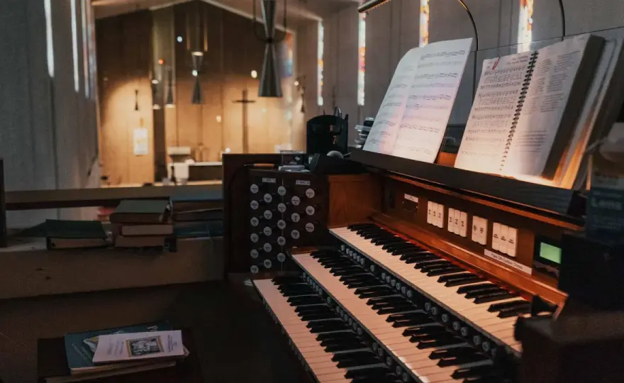 Jak nauczyć się grać na organach kościelnych? Podstawy i wskazówki