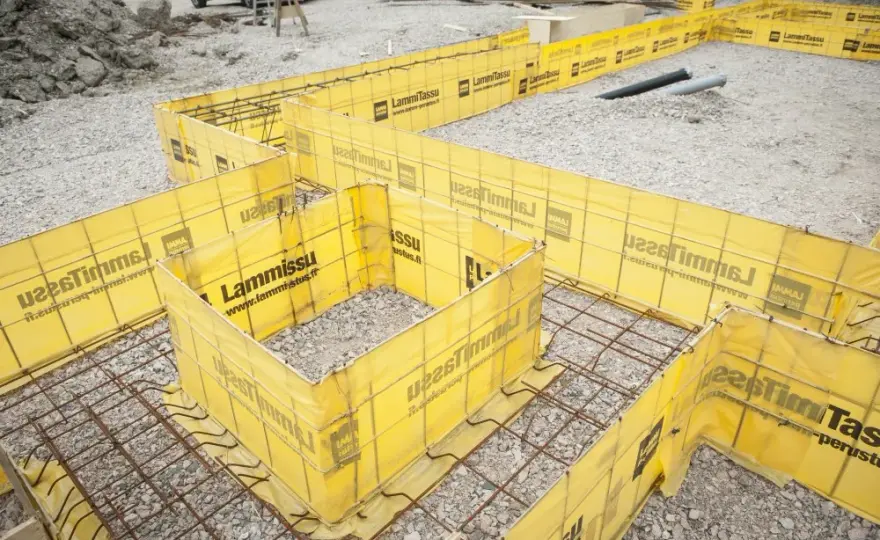 Szalunek tracony ławy fundamentowej: zalety i zastosowanie
