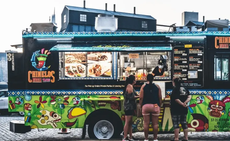 Ile można zarobić na food trucku? Poznaj realne zyski i koszty biznesu