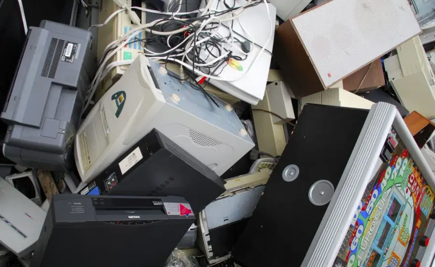 Gdzie wyrzucić elektrośmieci w Warszawie? Kompletny przewodnik