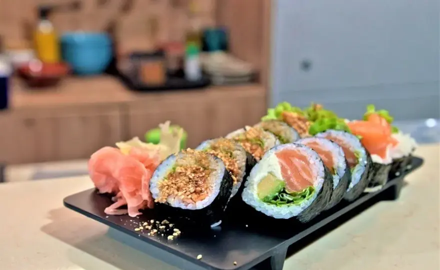 Jak zrobić sushi z łososiem - proste przepisy, które zaskoczą smakami
