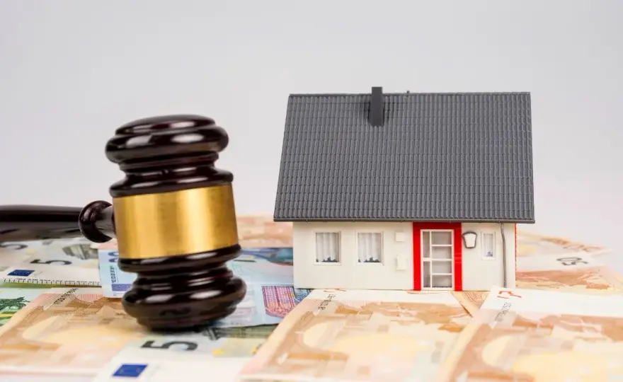 Jak kupić tanio mieszkanie od komornika i uniknąć pułapek?