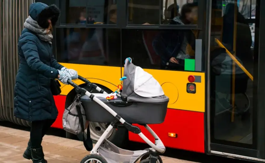 Czy można wyrzucić matkę z dzieckiem? Prawne ograniczenia