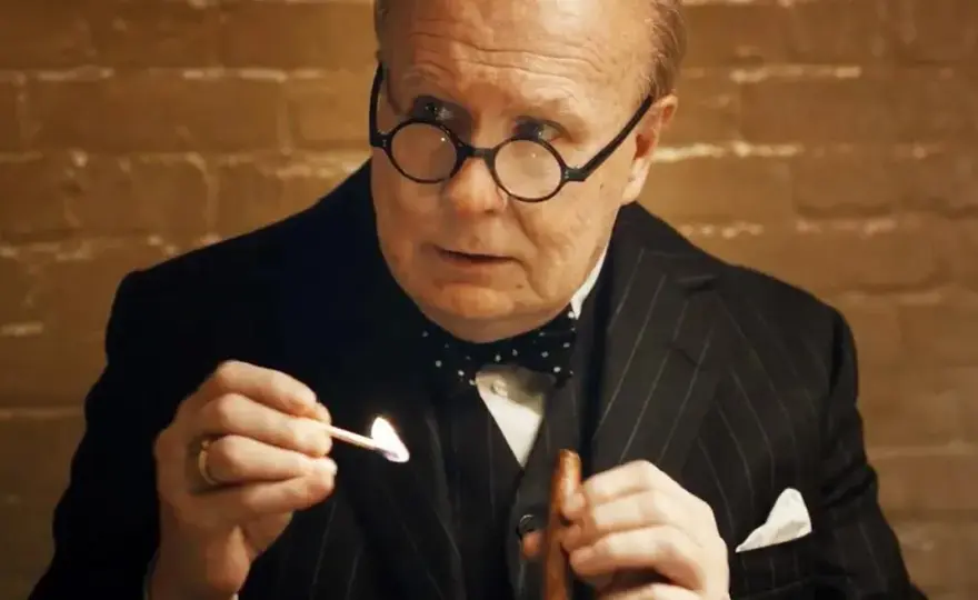 Recenzja filmu Czas Mroku: Oldman jako Churchill zachwyca